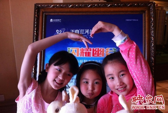 我們和兔寶寶一起賣個(gè)萌，比比誰更可愛