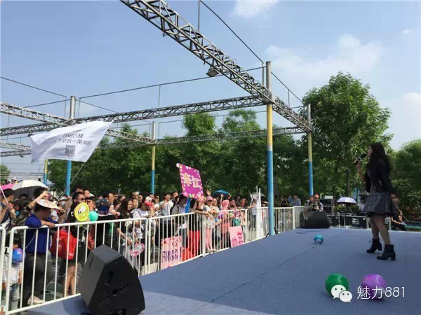 輕輕躍起、優(yōu)美身段，新聞小姐李江