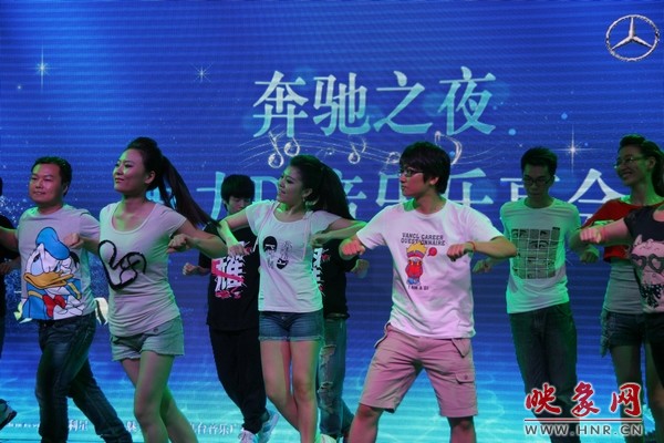 熱情洋溢的開場舞，DJ們?nèi)硇耐度? complete=