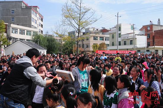 演出現(xiàn)場觀眾積極參與、氣氛熱烈。