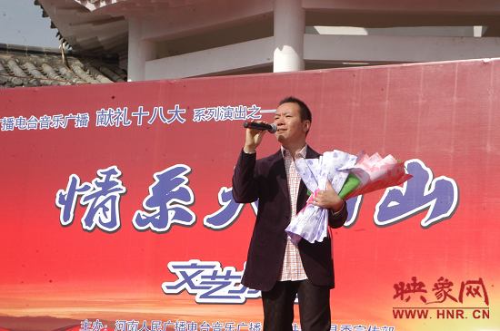 魅力881主持人、新聞先生凱文在演唱