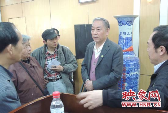 講座結(jié)束后，聽眾向戚建莊提問。