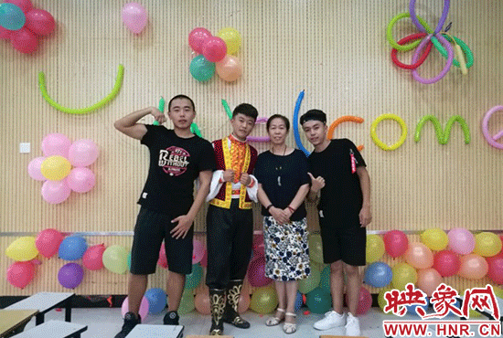 龐冬青和新疆班的孩子一起慶祝古爾邦節(jié) 龐冬青和新疆班的孩子一起慶祝古爾邦節(jié)