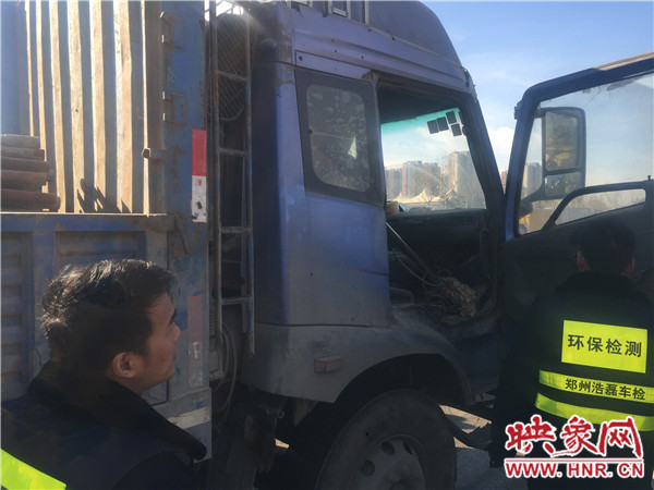 機動車污染監(jiān)察支隊正在檢測大貨車尾氣排放指數(shù)