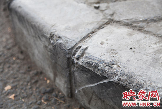 車道邊上的臺(tái)階，滿是電動(dòng)車摔下碰撞的痕跡