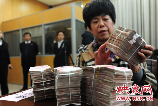 當(dāng)天共發(fā)放執(zhí)行款4110萬(wàn)元。其中，支票4018萬(wàn)元，現(xiàn)金92萬(wàn)元。