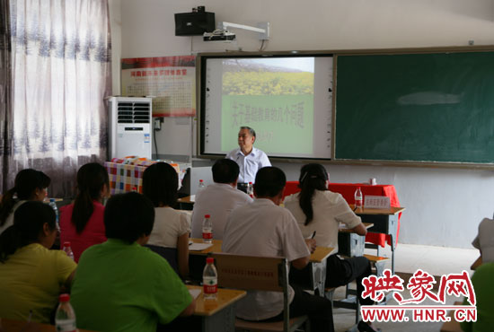 40余名教師認真聆聽講座。