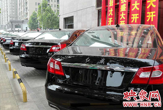 路邊一棟樓上懸掛著二三十條紅色條幅，全部是祝賀一家公司開業(yè)的。