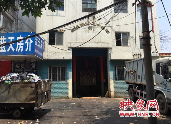 城北路環(huán)衛(wèi)中轉(zhuǎn)站門前的垃圾車裝滿了生活垃圾，腐臭味撲面而來