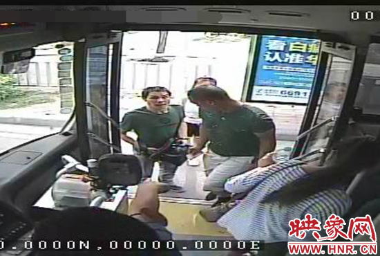 監(jiān)控顯示，竊賊偷女孩手機(jī)，公交車長幫忙要回手機(jī)。