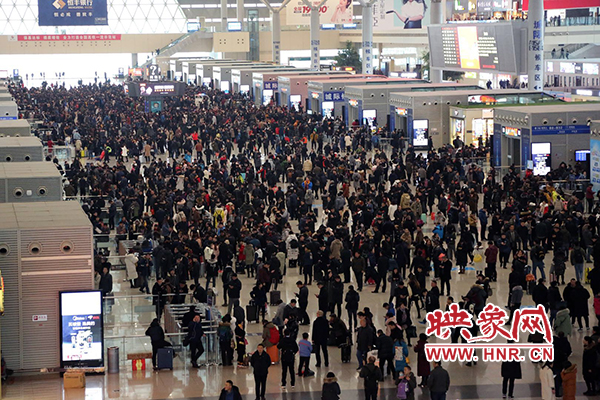 昨日因全國大面積降雪導(dǎo)途經(jīng)鄭州東站部分高鐵晚點(diǎn)停運(yùn) 昨日因全國大面積降雪導(dǎo)途經(jīng)鄭州東站部分高鐵晚點(diǎn)停運(yùn)