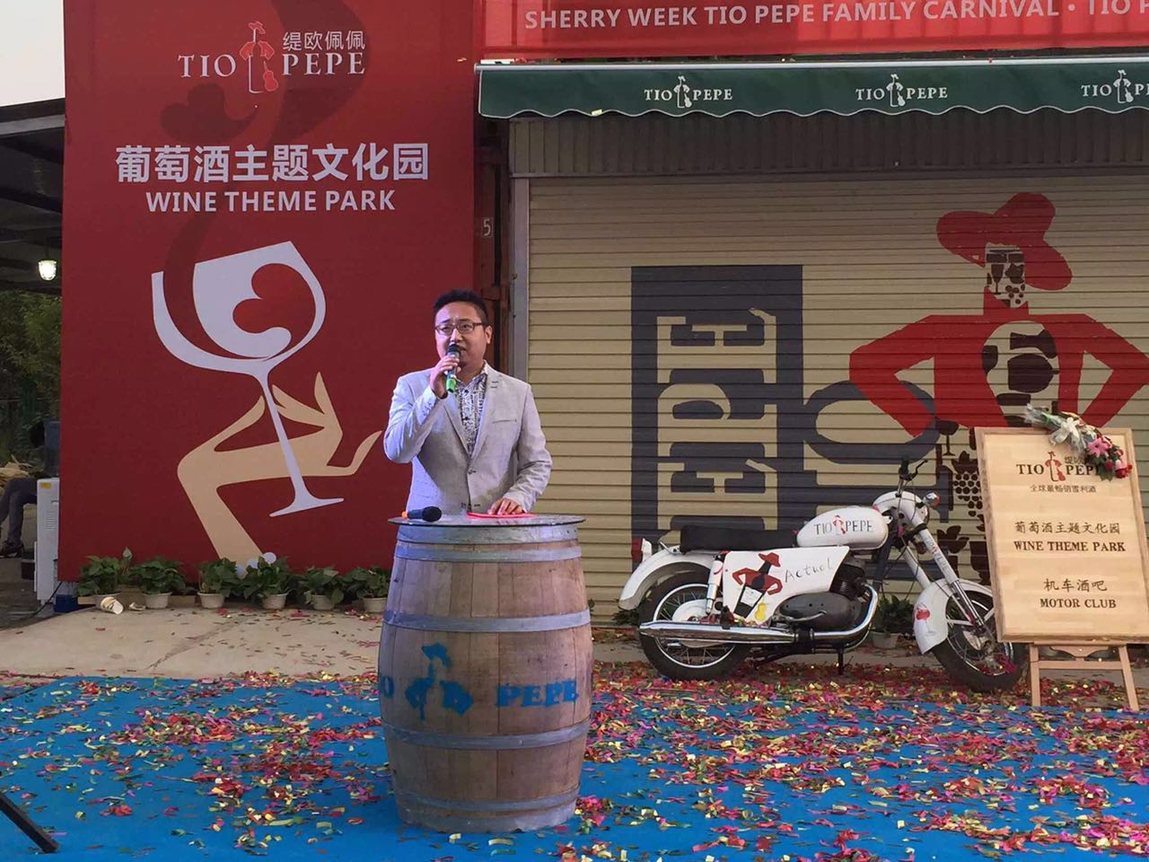 我們的巖歐巴出場(chǎng)嘍！真的是迷倒臺(tái)下一片！