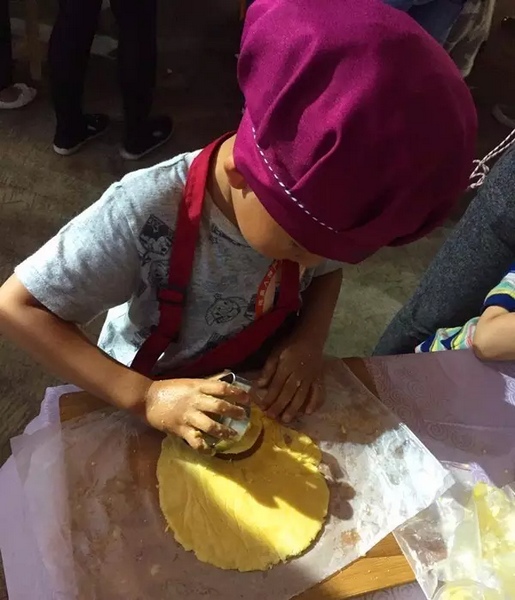 在爸爸媽媽的陪同下，親手制作餅干