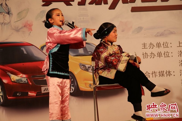 兩個小演員的表演活潑，惹得觀眾連連叫好。