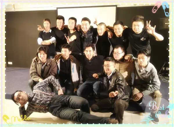 表演結(jié)束，看這哥們兒，為了和演員合影也是蠻拼的！