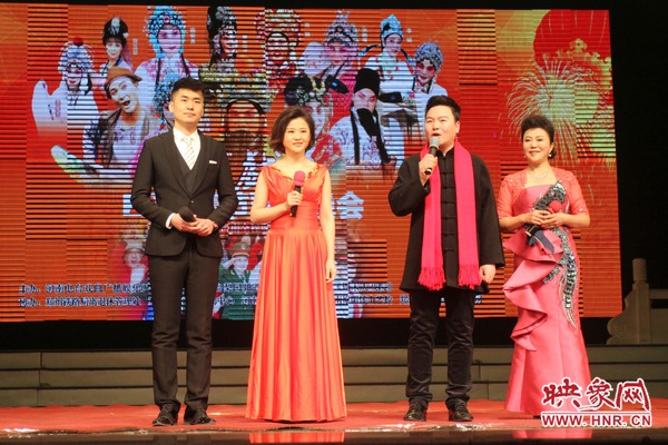 戲迷春晚主持人月陽（右二）、李亞楠（右一）、王巖（左二）、王曉凡（左一）