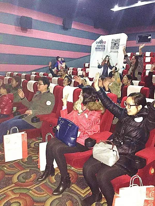 來到活動(dòng)現(xiàn)場(chǎng)的每一位觀眾都十分熱情哦！