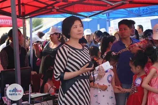 976老大木子一手手機一手對講一臉嚴肅，這是有多緊張呢？