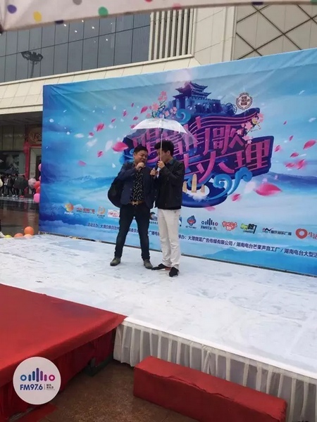 這位男士向遠(yuǎn)在家鄉(xiāng)的妻子隔空表白，勇氣真是大大的，您對妻子的愛，已經(jīng)超越萬水千山。