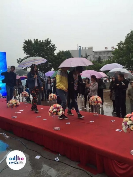 　　好友從屏幕后面走出來，他們特意從陜西、平頂山趕來為兩人送出祝福。