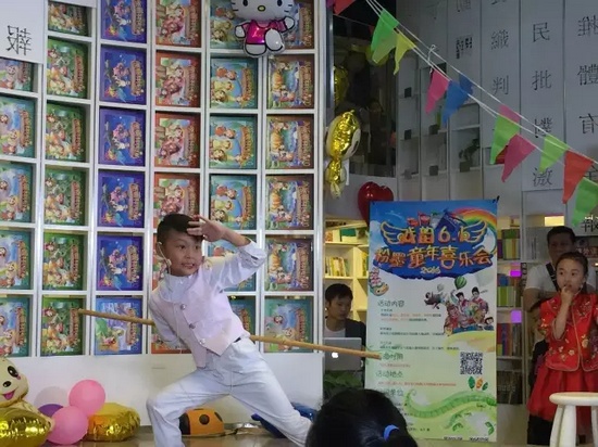 “梨園春”明星小擂主李宗書演唱豫劇《朝陽溝》選段，還表演了自己的拿手好戲——猴戲