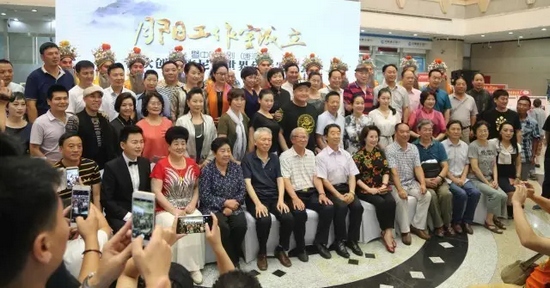 諸多藝術(shù)家和社會各界人士以及唐派弟子、戲迷到場祝賀