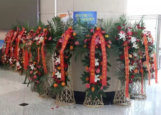 “月陽工作室”團隊成員、戲曲志愿者及社會各界送來的祝?；ɑ@