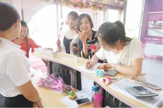 到場(chǎng)嘉賓均獲得巧克力一盒，女士另外還獲得獲得玫瑰花一支。