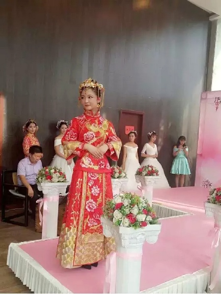 專業(yè)模特帶來的唯美動(dòng)人的婚紗秀