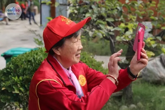 爺爺奶奶叔叔阿姨被盛運(yùn)莊園的景致吸引，紛紛拍照留影