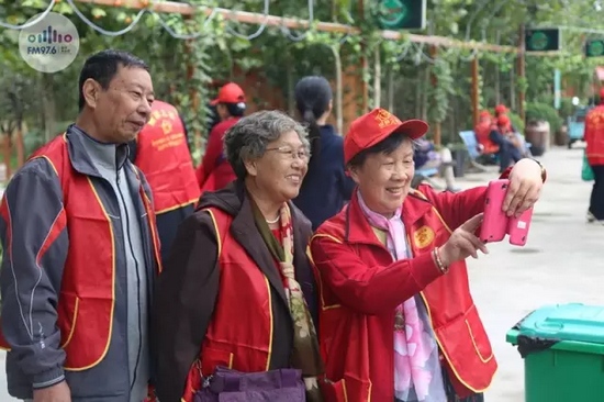 爺爺奶奶叔叔阿姨被盛運(yùn)莊園的景致吸引，紛紛拍照留影