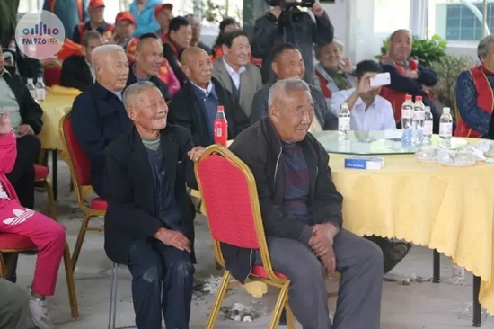 臺上展風(fēng)采，臺下笑開懷