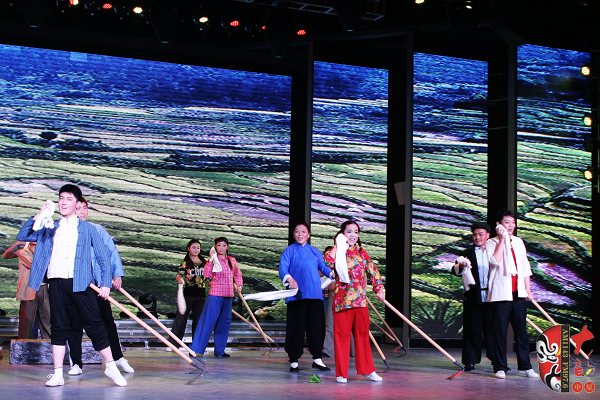 群眾勞動(dòng)場面，劇中演員包含票友、專業(yè)演員、戲迷