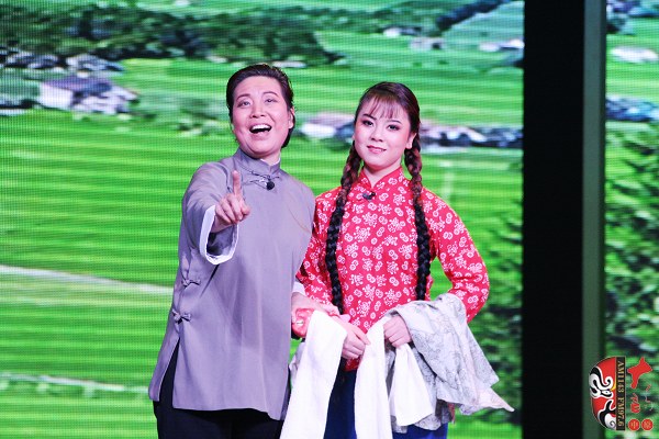 第九場，河南電臺(tái)戲曲廣播總監(jiān)木子（左）飾栓保娘，素雅青年豫劇團(tuán)劉帥毅（右）飾銀環(huán)