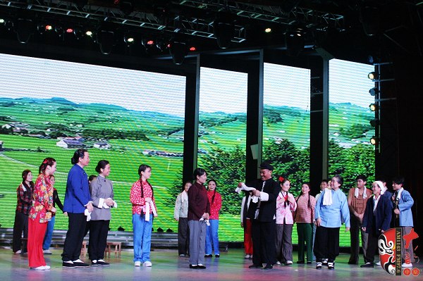 眾鄉(xiāng)親場面——包含河南電臺(tái)戲曲廣播主持人，專業(yè)戲曲演員、戲曲票友，河南電臺(tái)戲曲廣播聽眾