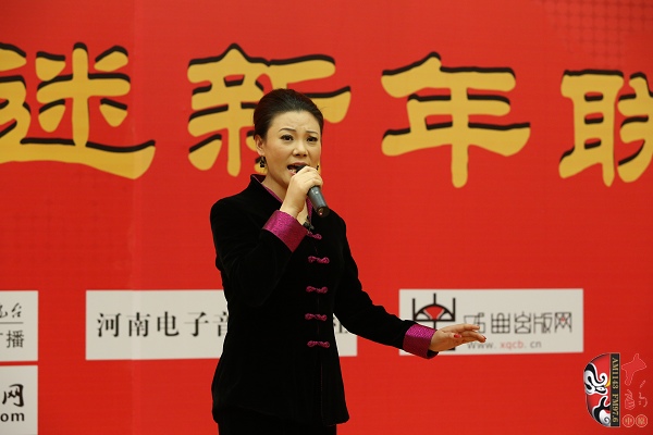 戲曲廣播主持人王唯、曉琴、丁蘭、李鋮及鄭州市曲劇團(tuán)優(yōu)秀演員張娜共同表演的小品《賣鞋》