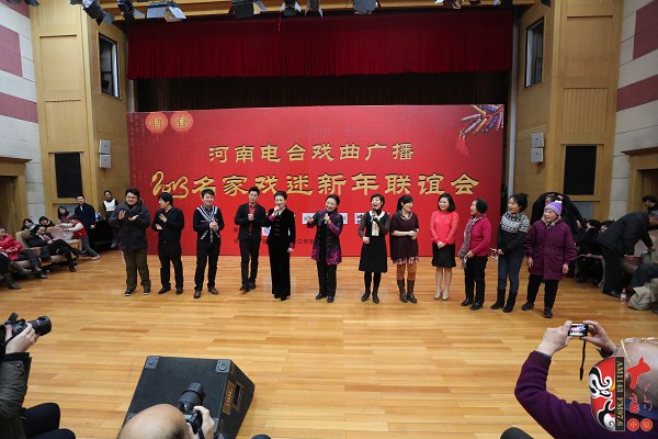 河南電臺(tái)戲曲廣播主持人和藝術(shù)家及現(xiàn)場(chǎng)戲迷同唱《朝陽(yáng)溝》上山片段