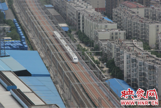 4日上午8點10分，隨著一聲汽笛長鳴，一列“子彈頭”列車緩緩駛出鄭州車站。