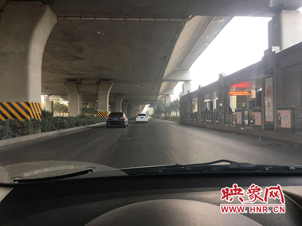 限行首日，三環(huán)橋上橋下，車輛不多，交通狀況良好。