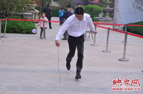 說是比賽，其實(shí)就是活力的釋放，就是開心的海洋，丟沙包、踢毽子、三人四足、滾鐵環(huán)等項(xiàng)目