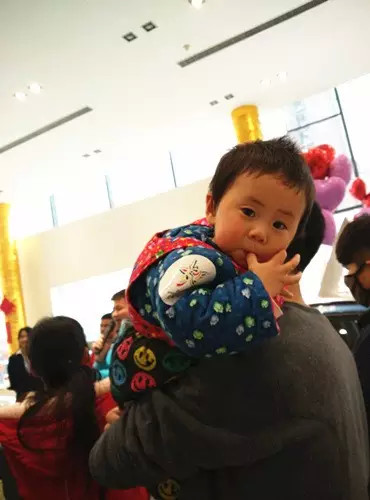 小朋友雖然你骨骼清奇，但是米、油你照樣拎不動啊，還是乖乖的油卡拿好吧。