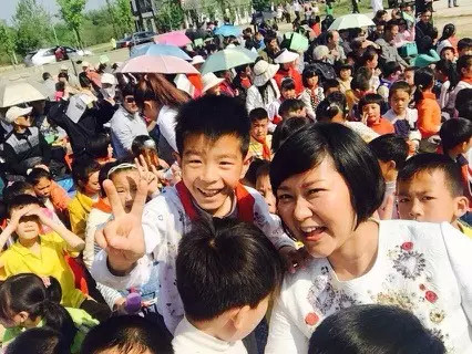 現(xiàn)場看來，陶真姐姐更是倍受孩子們的歡迎！