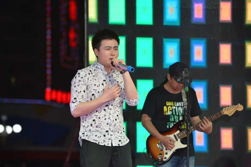 首先出場的是主播佳雨，一首《李白》，瞬間將現(xiàn)場的火熱氣氛點著。