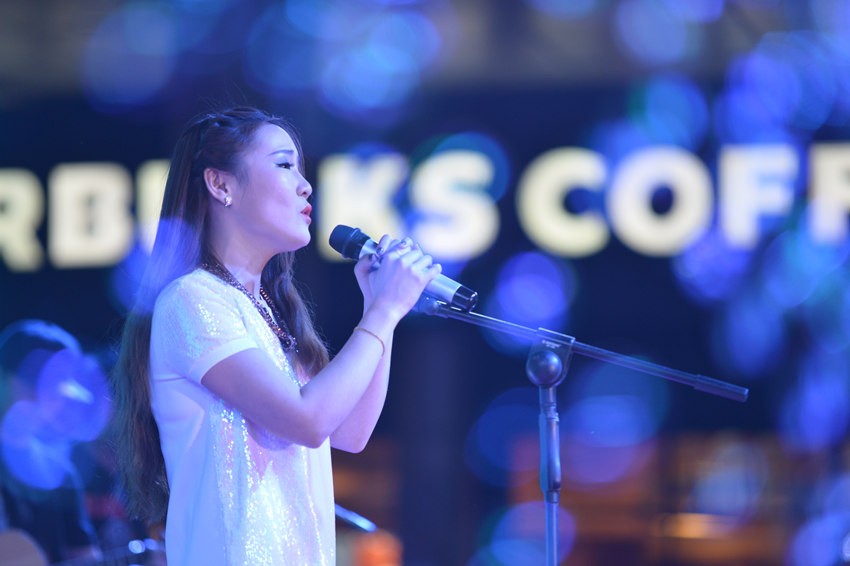 接下來是主播丹丹的《辛德瑞拉》，作為一個音樂節(jié)目的主播，唱歌當然都是毛毛雨。