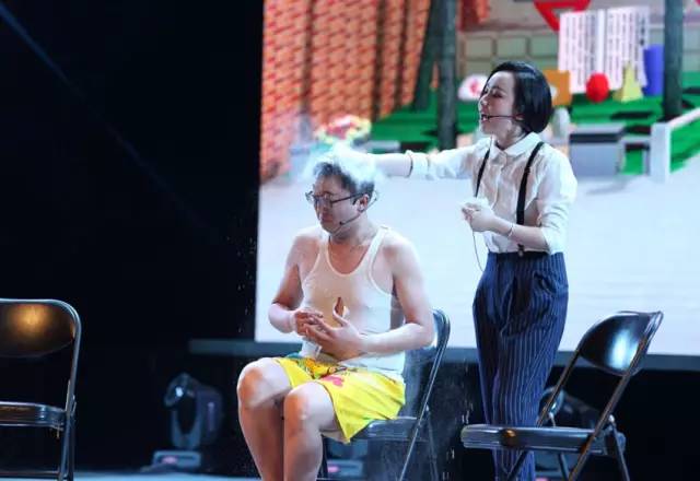 隨后一秒鐘，畫風(fēng)突變，楊奕遭夢茹慘虐！