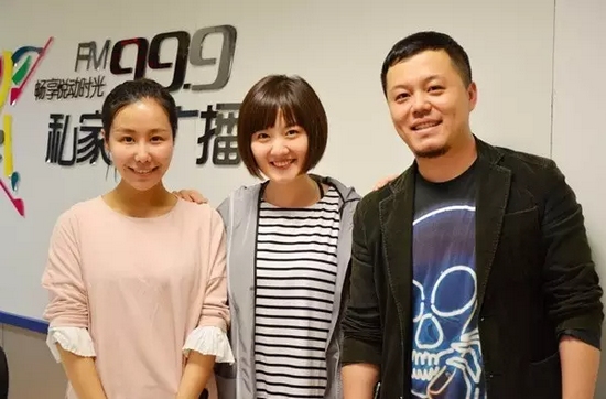 跟兩位女神在一起，莫非你知道你此刻有多招小編嫉恨？