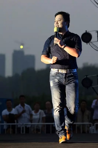 莫非此刻是在向前走還是向后移？