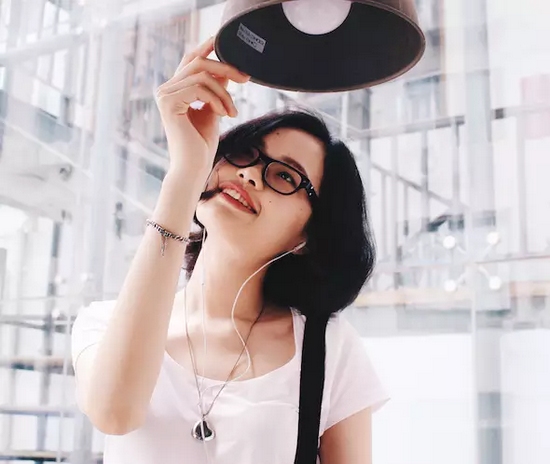 當(dāng)然，怎么能少的了美女出鏡？