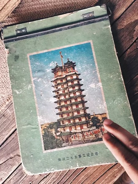 我們撫摸著鄭州的歷史，從中了解它的厚度。