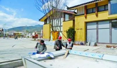 　　別墅工地，工人正在施工。